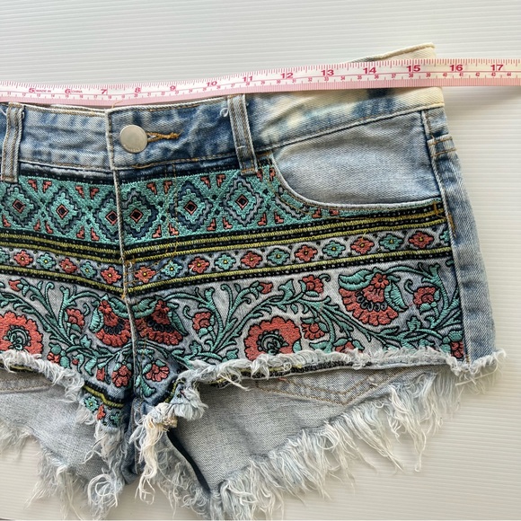 Billabong Denim Shorts Embroidered Floral Frayed Low Beach Festival Size 26 8 - Picture 12 of 15